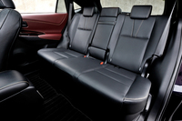 「ハリアー」のリアシート。6：4の分割可倒式で、リクライニング機能も備わる。
    