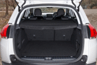 ラゲッジルームの容量は、後席を起こした状態で360リッター、たたんだ状態で1172リッター。床下にも収納スペースが設けられている。（写真をクリックすると、シートの倒れる様子が見られます）