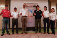 「ダカールラリー・ワールドツアー2015 in 東京（ダカールラリー2015の説明会）」の会場にて。左からジニエル・ド・ヴィリエ選手、菅原義正選手、主催組織「アモリー・スポーツ・オーガニゼーション（ASO）」のグザヴィエ・ガヴォリ氏、三橋 淳選手、菅原照仁選手、「ダカール・ラリー日本事務局」の志賀あけ美氏。
    