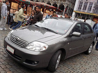 9代目「カローラ」（E120型）。同じ欧州でも、イタリアではこの4ドア版は販売されなかった。ヨーロッパは北や東に行くほどクルマの趣向もコンサバティブになる。