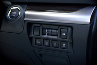 運転席の右側前方には、トランクの開閉ボタンや運転支援システムのオン／オフスイッチが置かれる。