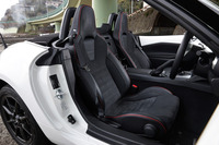 「RS」専用のレカロ製スポーツシート。表皮にはアルカンターラとナッパレザーが用いられている。