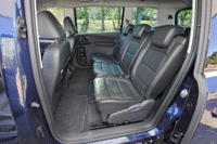 3人がゆったり座れる2列目シート。
写真をクリックすると2列目、3列目シートが倒れるさまが見られます。