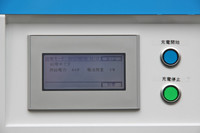 「EVパワーステーション」の操作は、本体前面に設置された液晶タッチパネルで行う。動作時の運転音はエアコンの室外機と同程度とのこと。