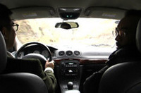 
	写真上：クライスラー「300M」
	写真下：300Mについて語る、自動車テクノロジーライターの松本英雄氏（左）、webCGエグゼクティブディレクターの大川悠
	 