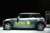 2011年から日本の道でも実証実験が開始される、電気自動車「MINI E」。