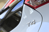 「V40 T4 SE」の2015年モデルの見どころは安全運転支援機能のさらなる充実。また、快適性重視のサスペンション設定に変更された。