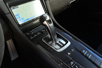 トランスミッションには7段デュアルクラッチ式ATを採用。「GT3」用のものをベースに21インチのリアタイヤ用にギアリングを変更しているほか、MT車のように任意にクラッチを切り離すことができる「パドルニュートラル」機能を備えている。