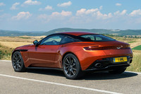 「DB9」の後継を担う4座の2ドアクーペ「DB11」。車両構造やエンジン、内外装の意匠など、すべてが従来モデルから一新されている。