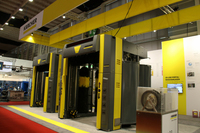 ケルヒャーのブースで。プロ用洗車機「CBライン」は、他社製品と一線を画すクールなデザインに好感がもてる。