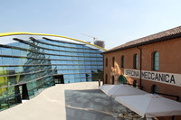 生家の横には、モダンな新築の展示ホールが設けられている。