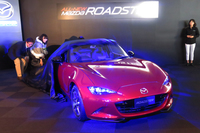 いよいよ新型「ロードスター」がアンベール。2014年9月に発表済みとはいえ、まだ発売前のクルマなので、ここで初めて実物を見たという人が多かったはず。
    