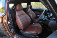 サイドクッションが大型化されたスポーツシートが備わる。試乗車にはオプションの「レザーラウンジシート」（26万8000円）が装着されていた。