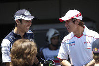 2人の日本人ドライバーがブラジルGPに出走。先輩格の中嶋一貴（左）は、ティモ・グロックの代役としてデビューした小林可夢偉（右）とコース上で丁々発止。
小林がピットアウトする際に2台は交錯し、中嶋はコースアウト、リタイアした。
血気盛んなトヨタのルーキーはコース各所で果敢な走りを披露、だがやや行き過ぎた感もあり、バトンはブレーキング時のライン変更の多さに苦言を呈すほど。予選11位から、ヘイキ・コバライネンのペナルティで順位をあげ9位完走。（写真＝Toyota）
