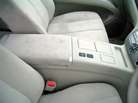 ハイブリッド用のニッケル水素バッテリーは、ちょうど前席の間の下にマウントされる。