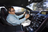 「ラピードS」を駆る。騒音や振動をこれまでよりも抑えるなど、室内の快適性向上にも配慮したという。