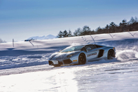 700psのV12モデル「アヴェンタドール」もドライブする。0-100km/h加速＝3.0秒のクルマに氷上でムチをあてるという、極めて非日常な体験だ。