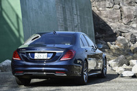 「S300hエクスクルーシブ」にはAMGスタイリングパッケージ（フロントスポイラー、サイドおよびリアスカート）が標準で装着される。