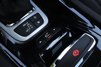 センターコンソールには、ハイドラクティブサスペンションの調節スイッチがレイアウトされる。