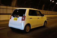 「N-ONE」の走行シーンから。上の写真と比べると、後ろ姿も「N360」に似てる？　「デザイン上参考にした点もあるが、最も色濃く受け継いだのは、常に革新と先進を提案するという志そのもの」とは、ホンダ開発陣の弁である。