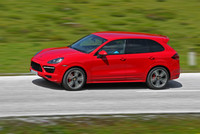 カタログラインナップ上では「カイエンS」と「カイエンターボ」の間に投入される。最高速は「カイエンS」より3km/h速い261km/h。