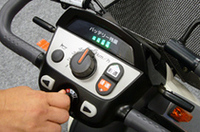 「1段＝1km/h」の6速ダイヤルで、あらかじめ最高速度を決めてから走り出す。最高が6km/hなのは、「電動車いす」の法定速度（！）だから。「ビジネスマンの早歩き」と同程度のスピードだ。