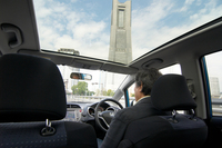 720×935mmの広さをもつ「スカイルーフ」（メーカーオプション）。