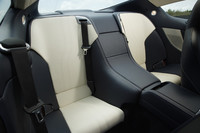 DBSは基本2シーターだが、オプションの「2＋2シートアレンジメント」（写真）を選択すれば、4名乗車が可能になる。エマージェンシー用とはいえ、つくりは立派だ。