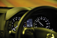 走行モードがEVに切り替わると、エンジンは働きを止める。結果、写真のようにたとえ70km/h走行中でも、タコメーターの針先は「0」をさすことになる。