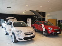 ショールームに展示された「フィアット500X」。