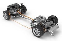 「225xeアクティブツアラー」のベアシャシー。ガソリンエンジンが前輪を、モーターが後輪を駆動する。