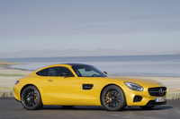 メルセデスの新型スポーツクーペ「AMG GT」。2014年のパリサロンの前夜祭で世界初公開された。
    