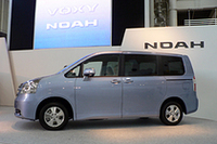 左右ともにリアドアはスライド式を採用。ワンタッチで開閉できる、左右パワースライドドアはオプションで用意される（「ノアG」「ヴォクシーV」のみ標準）。