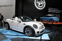 「MINIクーペコンセプト」（奥）と「MINIロードスターコンセプト」（手前）。