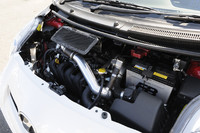 「ヴィッツ ターボ コンセプト」のエンジンルーム。補器類が鈍い光を放つ。