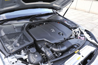 「C220dアバンギャルド」の2.1リッターディーゼルエンジン。2つのターボと可変フラップを併用することで、ターボラグのない力強い加速を実現したとうたわれる。