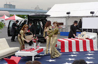 ボイジャーの積載能力をダンスとともに実演。なにもない広場に、みるみるパーティ会場ができあがり。