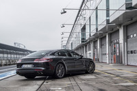 新型「パナメーラ ターボ」のリアビュー。