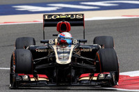 今年のグロジャンには成長の跡が見られる。昨年はたびたび他車と絡み“クラッシャー”と恐れられ、1レース出場停止まで言い渡されたが、今年に入るとレースで10位、6位、9位、そして今回バーレーンで3位と、安定してポイントを稼いでいる。ライコネンとの“共稼ぎ”も相まって、ロータスは現在、首位レッドブルから16点差のコンストラクターズランキング2位につけている。（Photo=Lotus） 