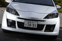 ノーマルの「ヴィッツ」と大きく異なるフロントまわり。専用デザインのバンパーやグリル、ヘッドランプが与えられる一方で、エンブレムは装着されない。
    