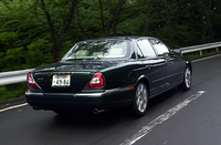 【スペック】XJ8 4.2：全長×全幅×全高＝5090×1900×1450mm／ホイールベース＝3035mm／車重＝1680kg／駆動方式＝FR／4.2リッターV8DOHC32バルブ（304ps／6000rpm、42.9kgm／4100rpm）／車両本体価格＝993.0万円