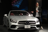 「SL」のフロントグリルは、往年のレーシングカー「300SLパンアメリカーナ」のそれをモチーフにデザインされた。