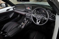 ND型「ロードスター」のインテリア。オープンカーということで、屋根を開けた際の、エクステリアとの一体感も重視してデザインされた。
    