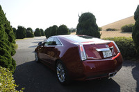 エッジのきいた、ロー＆ワイドなボディは「CTSクーペ」の大きな特徴。リアのサイレンサーエンドは、珍しいセンター2本出しとなっている。