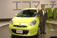 「エコマーチ」という愛称を掲げる新型「マーチ」と日産自動車の志賀俊之COO。「クラスNo.1の低燃費を武器に、コンパクトカー市場のリーダーになる」と、新技術を惜しみなく投入した新型車に自信のコメント。