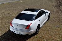 新型「ジャガーXJR」は、2013年3月のニューヨーク国際自動車ショーでデビュー。日本では、同年10月に受注が開始された。
    