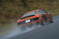 「R8 5.2FSIクワトロ」（Sトロニック仕様）の0-100km/h加速タイムは3.6秒。最高速度は314km/hで、100km/hを超えるとリアスポイラーが自動的に立ち上がる。