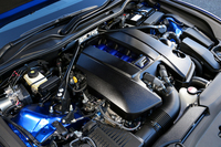 パワーユニットは、5リッターのV8自然吸気エンジン。477psと54.0kgmを発生する。