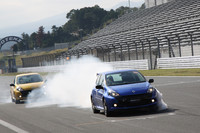 「コースアトラクション」では、「ワールドシリーズ・バイ・ルノー」のショータイムで活躍するジュリアン・ピゲとフレデリック・ジョエが「ルーテシア・ルノースポール」を駆り、追突せんばかりの至近距離を保った縦列走行やスピンターンなどの妙技を披露した。