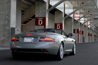 【テスト車「アストン・マーティンDB9ヴォランテ」のオプション装備】
	ボディペイント Contemporaryカテゴリーカラー（Snow Shadow Grey)＝8万4000円／レザーカラー Contemporaryカテゴリーカラー（Blue Haze)＝8万4000円／コントラストスティッチング＝2万5200円／パーフォレイテッドシートインサート＝3万3600円／センターコンソールフェイシア（バンブー)＝8万4000円／コンソール同調ウッドドアトリム（バンブー）＝8万4000円／フードカラー Contemporaryカテゴリーカラー（Titan Grey)＝8万4000円／ブライトフィニッシュグリル＝5万400円／15スポーク19インチアロイホイール＝16万9050円 ／自動防眩ルームミラー＝1万7850円／ハイスペックアラーム（チルトセンサー＆ボリューメトリックアラーム）＝3万3600円／ウィンドディフレクター＝6万7200円／スモーカーズパック（灰皿)＝2万5200円